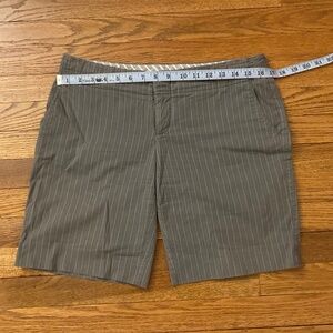 GAP Women's Gray Pin Striped Shorts size 4